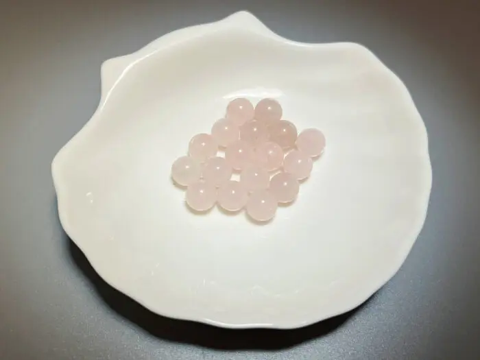 Facettierte Rosenquarzperlen – 8 mm rund, 30 cm lange Kette, hellrosa Edelstein für die Schmuckherstellung – Bild 1