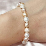 Mehrfarbiges Süßwasserperlenarmband – weiße, rosa und orangefarbene Perlen, 4–5 mm, elastisch, 16–17 cm