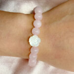 Rosenquarz- und Perlmutt-Armband – handgefertigt, feminines Design, polierte Perlen