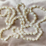 Unregelmäßige Süßwasserperlenkette – natürliche Formen, handgefertigt, auf Schmuckdraht aufgefädelt