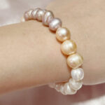 Mehrfarbiges Süßwasserperlenarmband – violette, orangefarbene und weiße Perlen, elastisch
