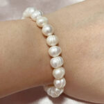 Weißes Süßwasserperlenarmband – sanfter Glanz, elastische Passform, klassisches Design für jeden Tag