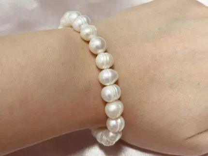 Weißes Süßwasserperlenarmband – sanfter Glanz, elastische Passform, klassisches Design für jeden Tag