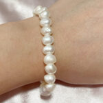 Armband aus unregelmäßigen weißen Süßwasserperlen – organische Form, elastisch, handgefertigt