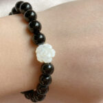 Armband aus schwarzem Achat und Perlmutt in Rosé – handgefertigt, feminines Kontrastdesign