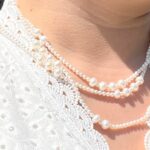 Lange Halskette aus Süßwasserperlen unterschiedlicher Größe – 155 cm, handgeknüpft, weiß, Perlen 3–6 mm