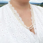 Lange handgeknüpfte Süßwasserperlenkette – 115 cm, weiß, 3.5-4 mm Perlen